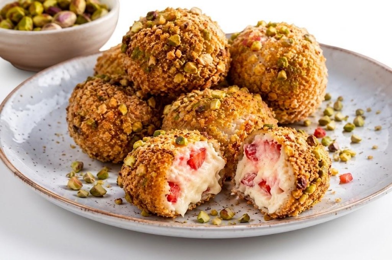 Croquetas de paté de fresa, queso de cabra y pistacho